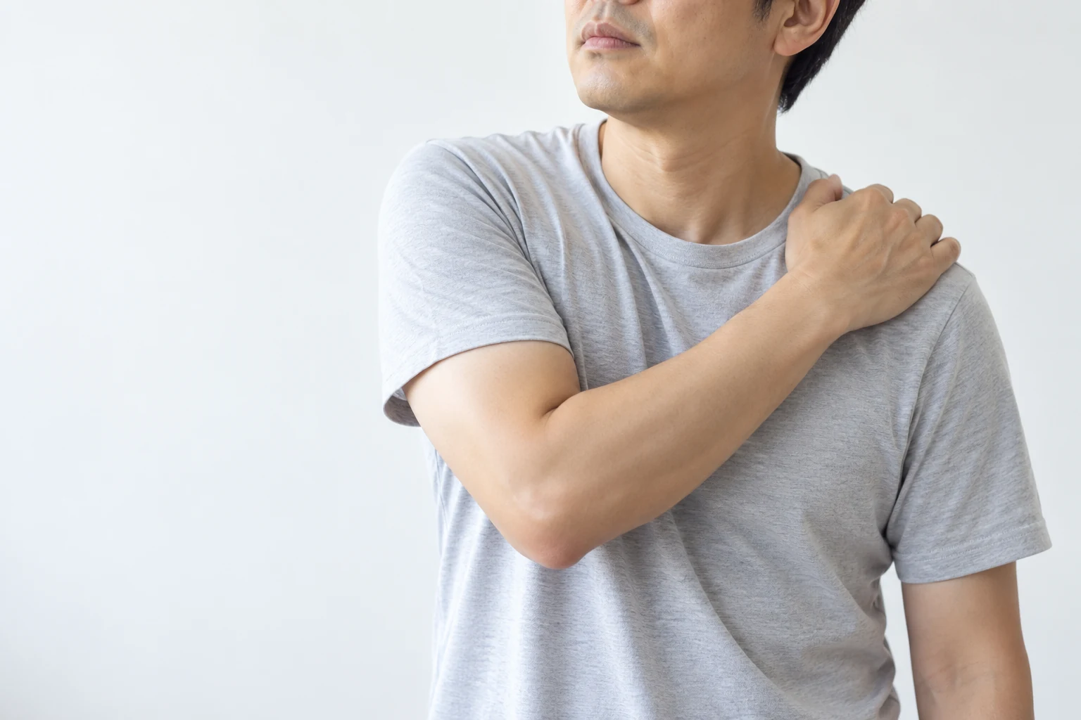 어깨 불편함을 설명하는 예시 이미지
